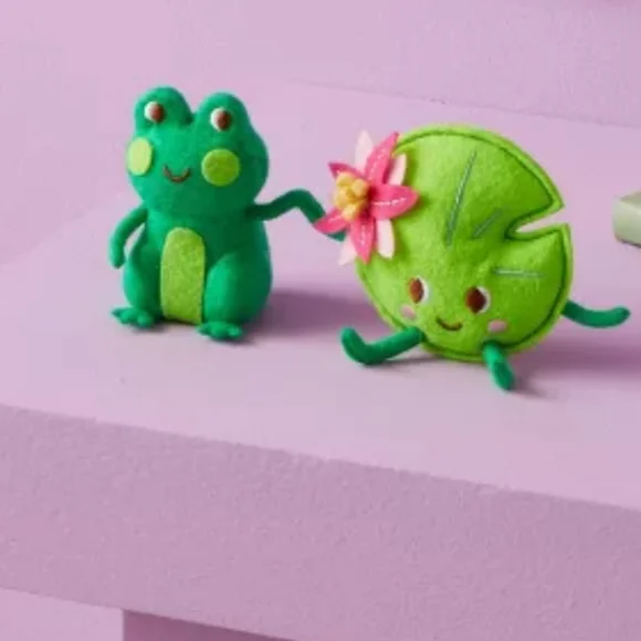 Felt Frog and Lilypad Duo Easter Figurine - Spritz™ 2025 - Picture 3 of 3